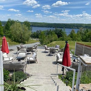 Hotel Location Au Sommet Du Lac Magog Exterior photo