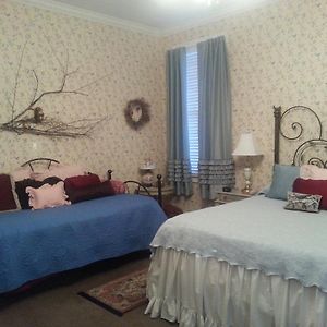 Holly House Of Hamilton Bed and Breakfast Room photo