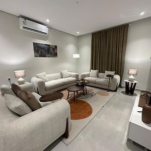 Apartamento شقة جديده وفخمه مطله على الكورنيش بمطبخ متكامل Al Khobar Exterior photo