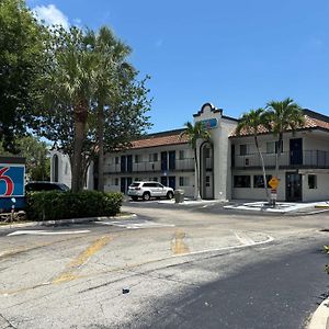 Motel 6 Riviera Beach Fl Exterior photo