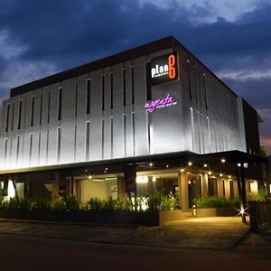 Plan B Hotel Padang  Exterior photo