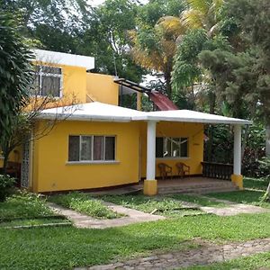 Casa Verónica a 2 kilometros del IRTRA Villa Retalhuleu Exterior photo