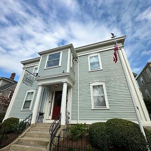 Entire Charming Victorian Home Downtown Newport Exterior photo