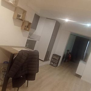 Maison Familiale Avec Une Chambre, Salon Et Cuisine, Nous Vous Proposons Un Appartement Avec Tout Equipe Et Menage Aubervilliers Exterior photo