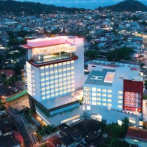 Hotel The Zhm Premiere Padang Exterior photo