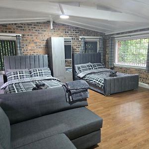 Rainsough Cottage Guest House - Sleeps Upto 8 With Ensuite - Free Parking & Wifi Mánchester Exterior photo