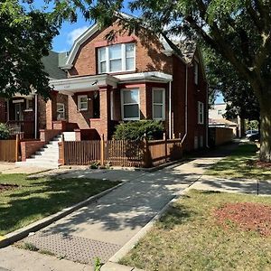 Cozy Bungalow Home In Chicago Exterior photo