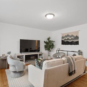 Apartamento Stylish 2Br Near O'Hare Modern & Easy Access Des Plaines Exterior photo