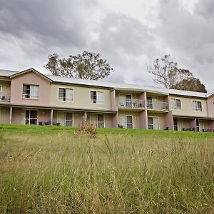 Bathurst Goldfields Motel At 428 Conrod Straight Mount Panorama Room photo