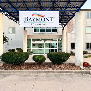 Hotel Baymont By Wyndham Kingdom City Exterior photo