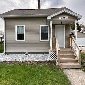 Cozy Home De Pere Exterior photo