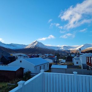 Apartamento The Painter'S House With View And Balcony Siglufjordur Exterior photo