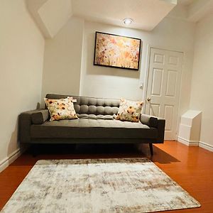 Apartamento Cozy Walkout Basement With Tranquility Toronto Exterior photo