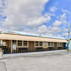 Coral Garden By Avantstay Great Location W Balcony Shared Pool Month Long Stays Only Stock Island Exterior photo