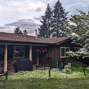 Spacious West Kelowna Home That Is Great For Family, Friends, Or Business Trip! Exterior photo