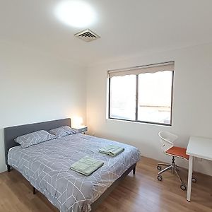 Cozy Queen Room In Spacious Merrylands Home - M6 Exterior photo