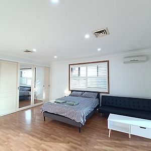 Spacious Queen Room With Private Balcony - M5 Merrylands Exterior photo