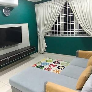 Liana Sriputra Homestay Kulai Exterior photo