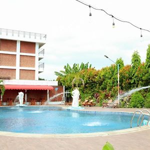 Thong'S Inn Hotel Kualanamu Medan Exterior photo