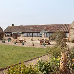 Longview Villa Stanton St Quintin Exterior photo