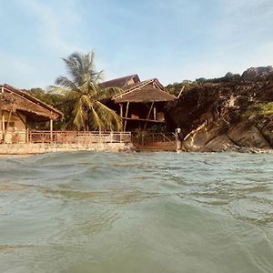 Shambala Madagascar: Beachfront Lodge And Adventures Ambolobozo Exterior photo