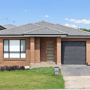 Stylish 4Br House In Minto - Near Shops & Train Villa Exterior photo