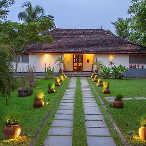 Baymaas Lake House Bed and Breakfast Kochi Exterior photo