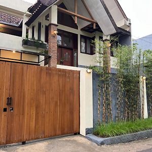 Pearl Villa By The Lake Lembang Exterior photo