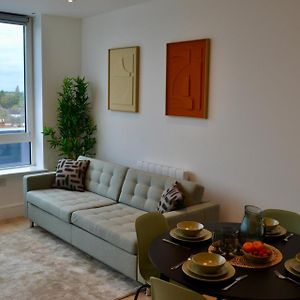 Apartamento Luxurious 2 Bed Penthouse Chertsey Exterior photo