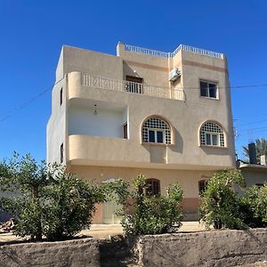 Apartamento Flat In Kom Luxor Exterior photo