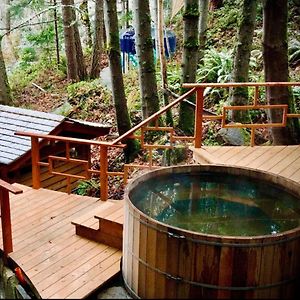 Sungate On Salt Spring - Luxurious Suite With Cedar Hot Tub & View Ganges Exterior photo