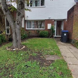 Cozy 4-Bedroom Family Getaway West Byfleet Exterior photo