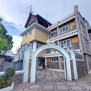 Hotel O Fitriaendika Residence Near Pasar Raya Padang Exterior photo