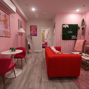 Barbie'S Glam Getaway Sparkle & Stay Filadelfia Exterior photo