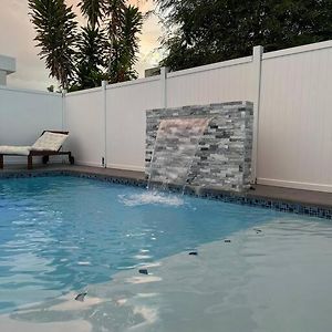 La Pompa Beach House Beautiful Residence With Pool Levittown Exterior photo