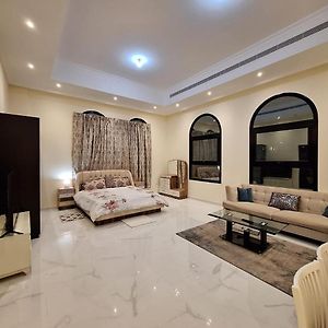 Apartamento Luxurious And Elegant House Abu Dabi Exterior photo