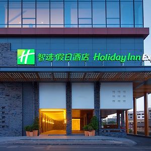 Holiday Inn Express Dujiangyan Downtown Exterior photo