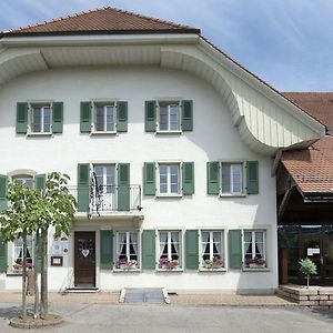 Hotel Auberge De La Croix Blanche Villarepos Exterior photo