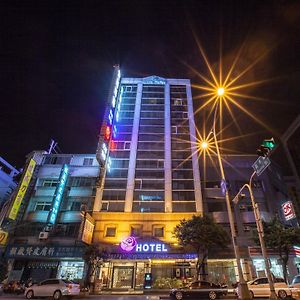 Mila Hotel Taichung Exterior photo