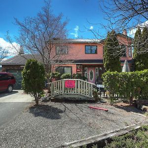 Beds By The Bridge Bed and Breakfast Kelowna Exterior photo