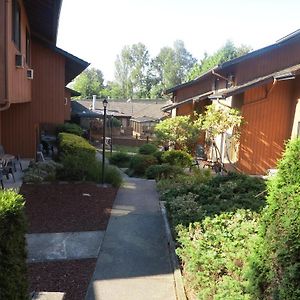 Lake City Inn And Suites Burnaby Exterior photo