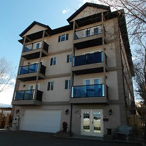 Charles M Suites By Discover Kelowna Resort Accommodations Exterior photo