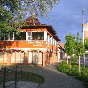 Hotel Silver Park Vendégház Berettyóújfalu Exterior photo