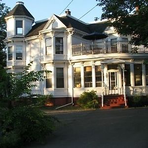 Hotel Evangeline'S Tower Bed & Breakfast Parrsboro Exterior photo