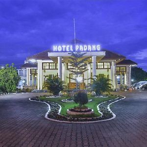 Hotel Padang Exterior photo