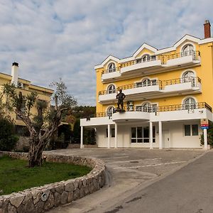 Hotel Crnogorska Kuca Podgorica Exterior photo