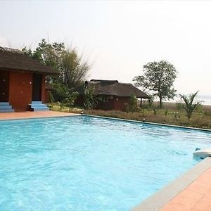 Hotel Red Earth Kabini Begūr Exterior photo