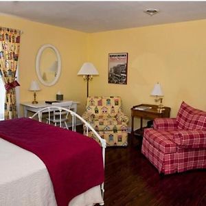 Frederick House Bed and Breakfast Staunton Room photo