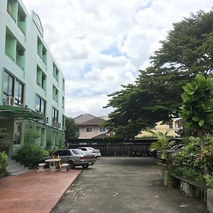 Hotel Chanmuan Resident Bangkok Exterior photo