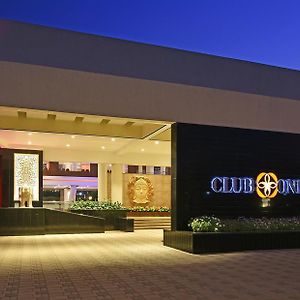 Club One Hotel Manor Exterior photo